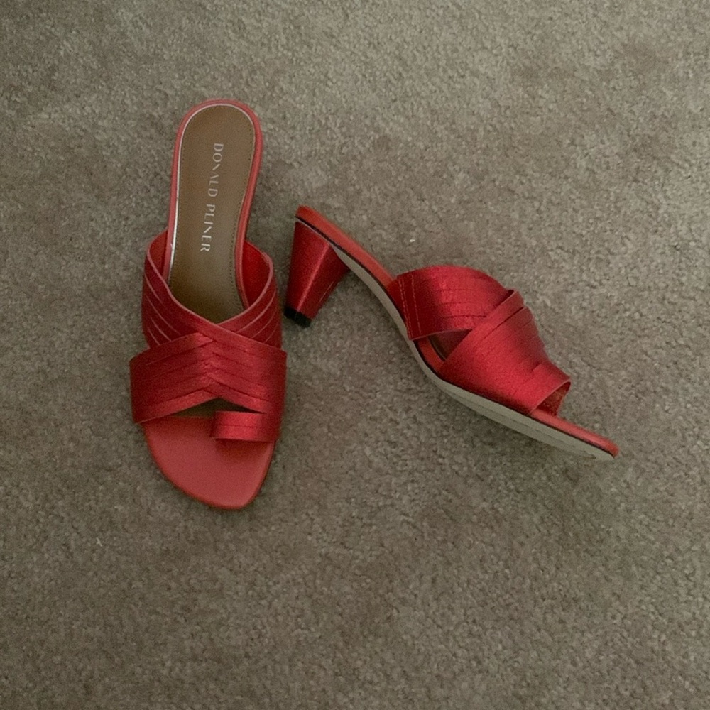 Donald Pliner red toe ring shoes